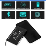 Detalle del micrófono incorporado en adaptador de casete bluetooth para coche