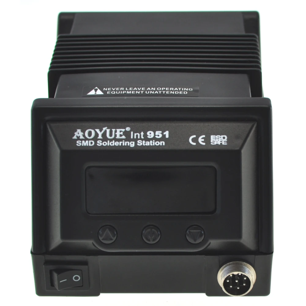 Detalle de las micro pinzas SMD Aoyue 951 en uso