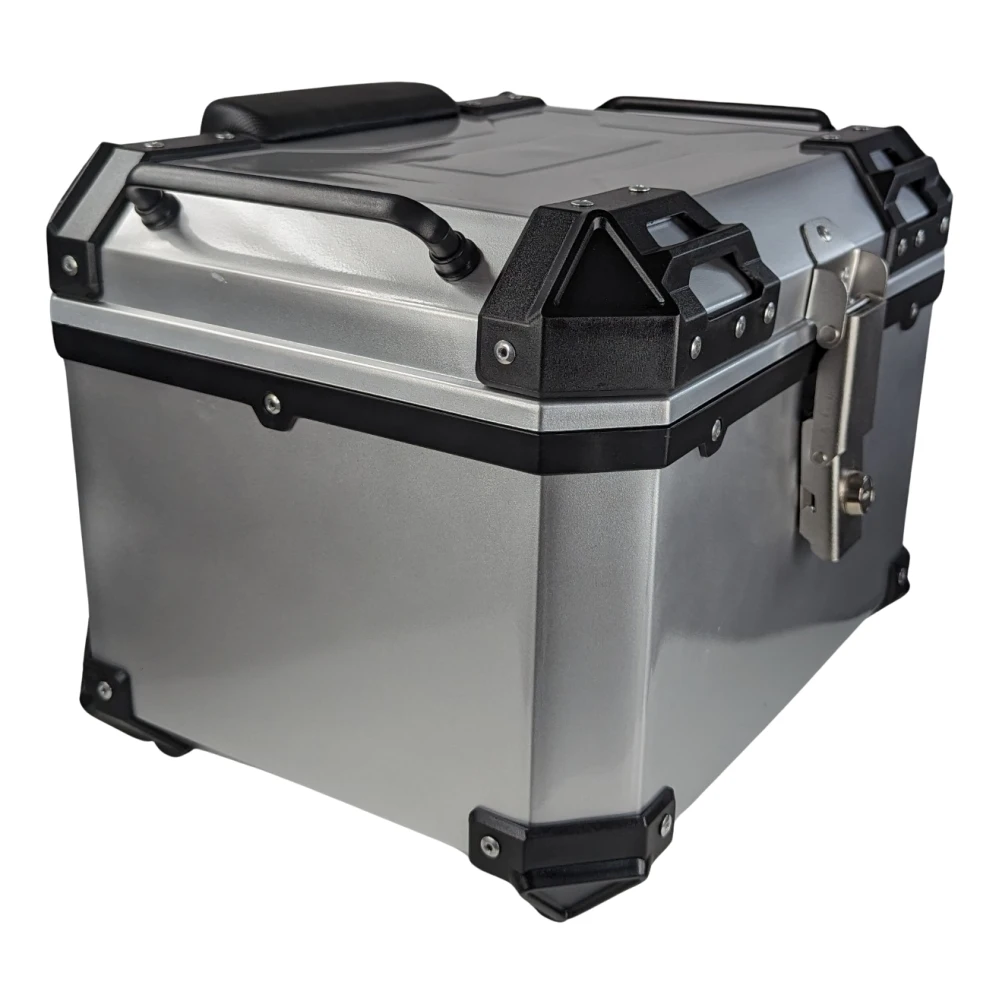 Vista lateral del baúl universal moto 45L plata color plata