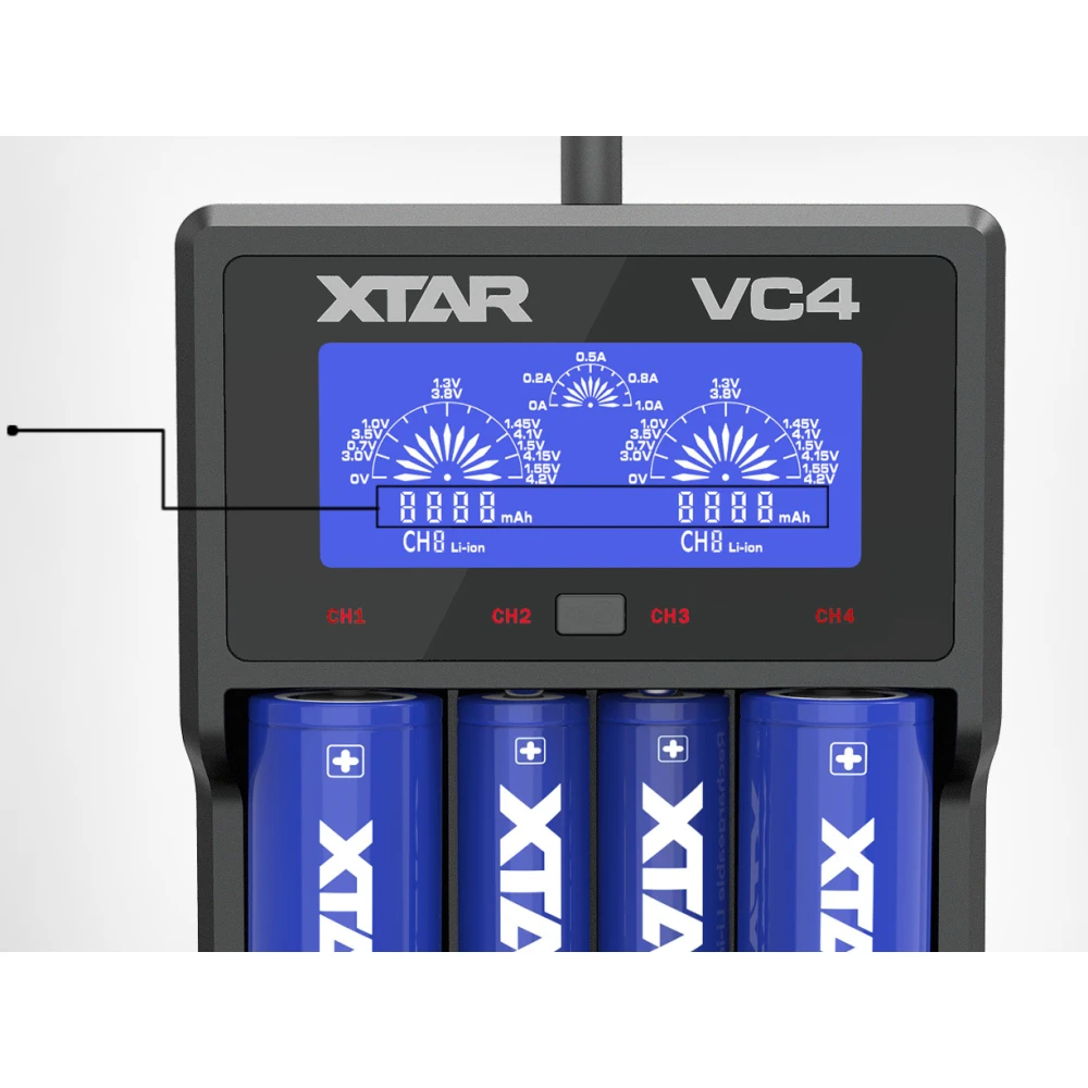 Vista frontal del cargador XTAR VC4 con pantalla LCD y puertos USB