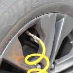 Compresor de aire para emergencias coche conectado al mechero del vehículo