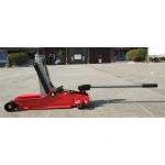 Gato hidráulico de carretilla 2,5 toneladas TSX TOOL en uso para levantar vehículo