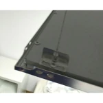 Kit suspensión para paneles LED en instalación de techo mostrando tensores ajustables