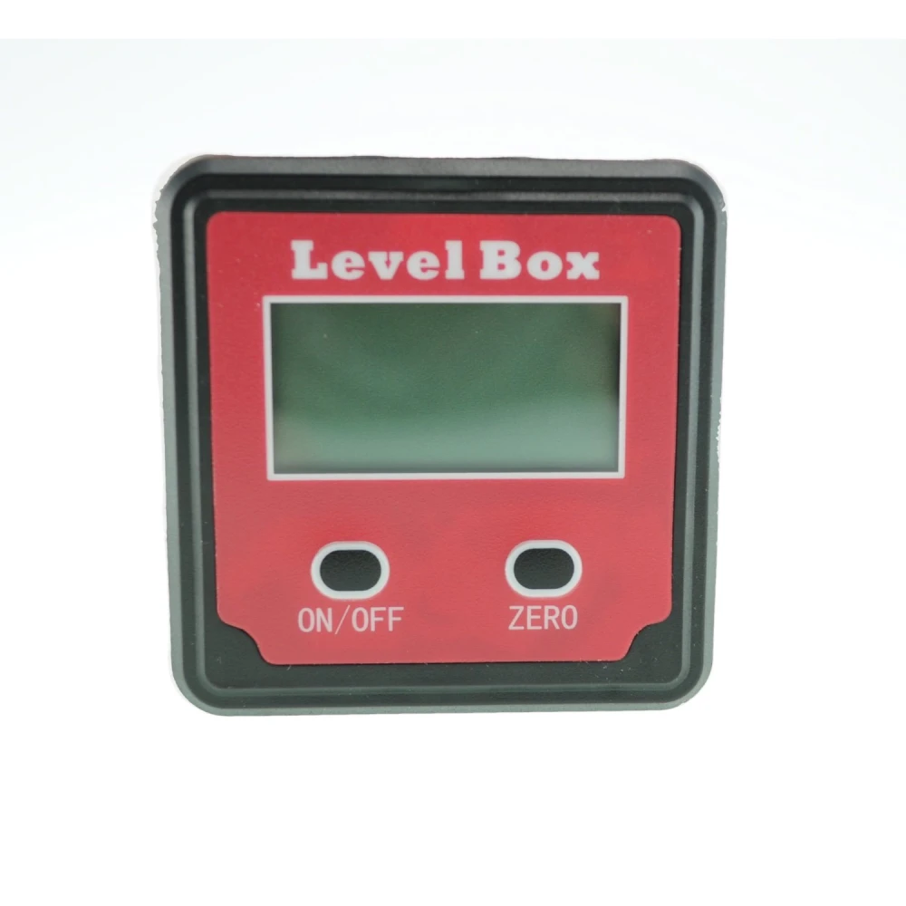 Nivel digital con base magnética en uso para medir ángulos