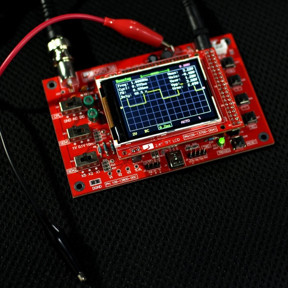 Osciloscopio digital DSO138 ensamblado mostrando una señal en pantalla