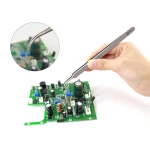 Primer plano de las pinzas Best Q5 destacando su resistencia a ácidos