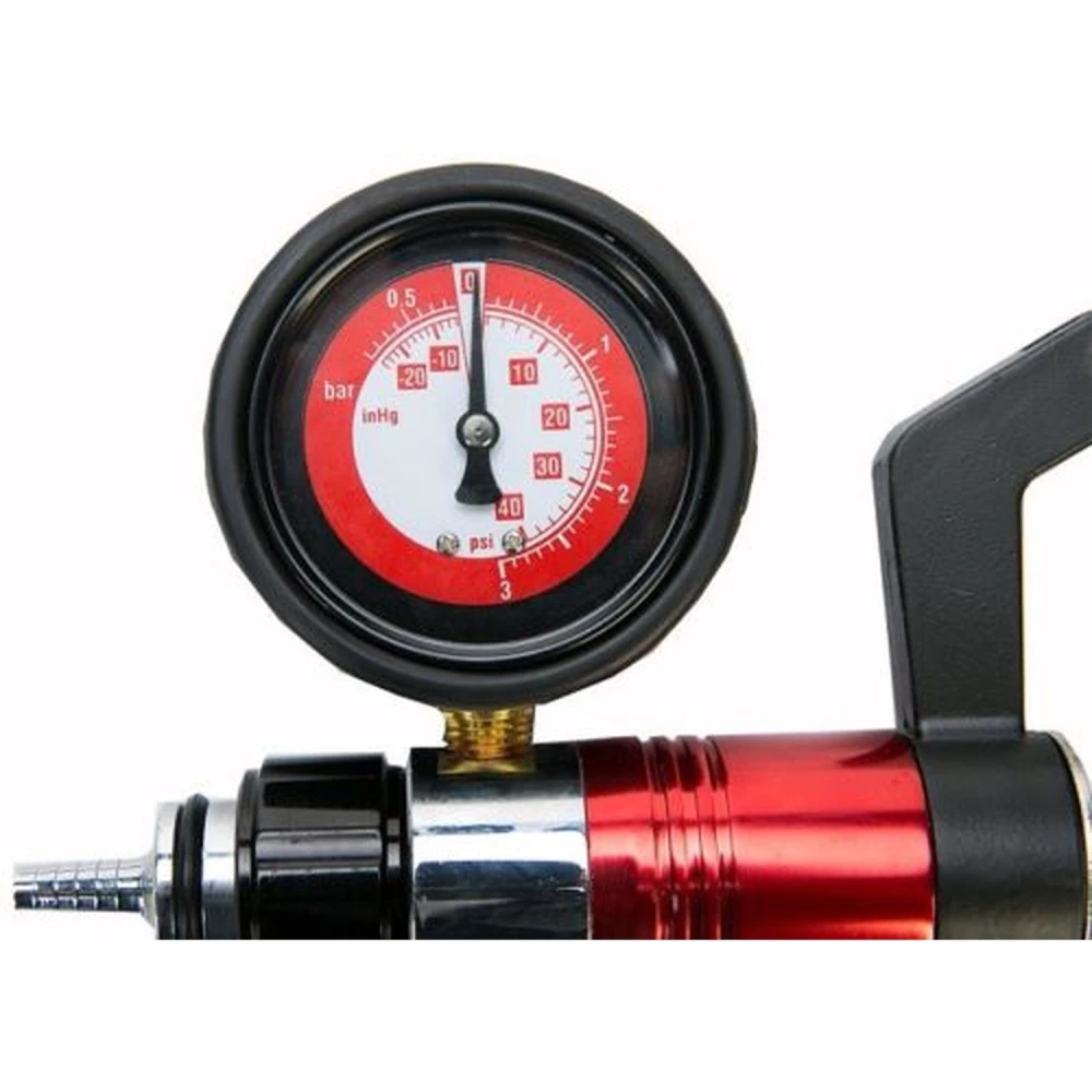 Vista del manómetro y bomba manual del set vacuómetro sangrador de frenos